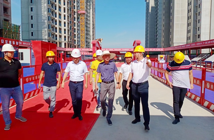 南昌市政公用集團鄭學(xué)平到秦坊安置房（一期）一標(biāo)段項目檢查指導(dǎo)